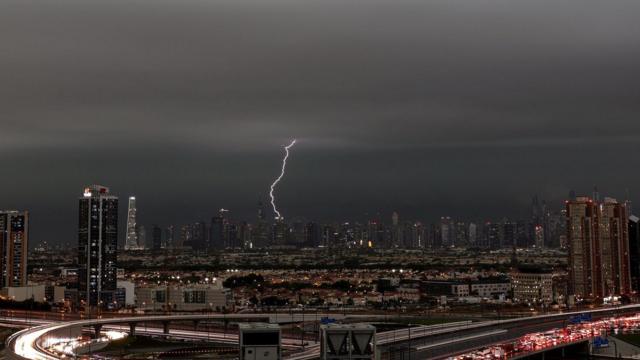 صاعقة بعد هطول أمطار غزيرة في دبي