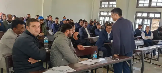 मतदान अधिकृत र सहायक मतदान अधिकृतहरूलाई हेटौँडामा प्रशिक्षण दिइँदै 