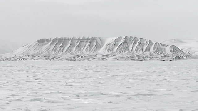 Área plana e área montanhosa com neve