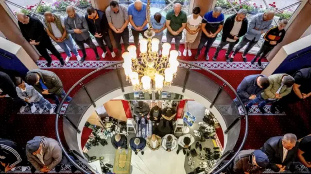 مسلمون يؤدون صلاة العيد في الصباح الباكر في مسجد مولانا في روتردام بهولندا