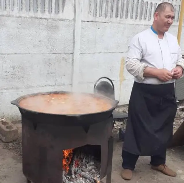 Кыргызстанга өтөм деп жолдо калган кыргыздардын түшкү тамагы