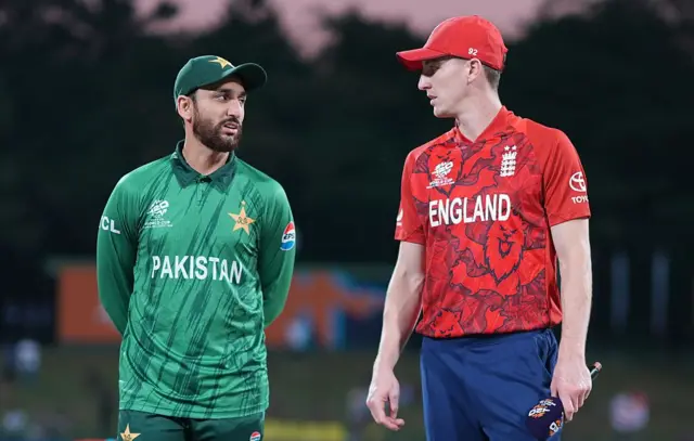 પાકિસ્તાન સેમિફાઇનલમાં પહોંચે તેની શક્યતા, પાકિસ્તાન ઇંગ્લેન્ડ મેચ, ટી20 વર્લ્ડકપ, સુપર એઇટ રાઉન્ડ, હેરી બ્રૂકની સદી, સલમાન આગા, ન્યૂઝીલૅન્ડ ઉપર પાકિસ્તાનનો આધાર કેમ, બીબીસી ગુજરાતી સ્પૉર્ટ્સ સમાચાર, 