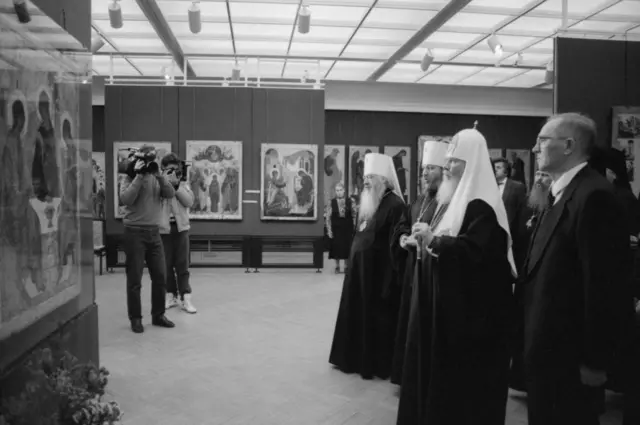 Черно-белая фотография - священники перед иконами в музее