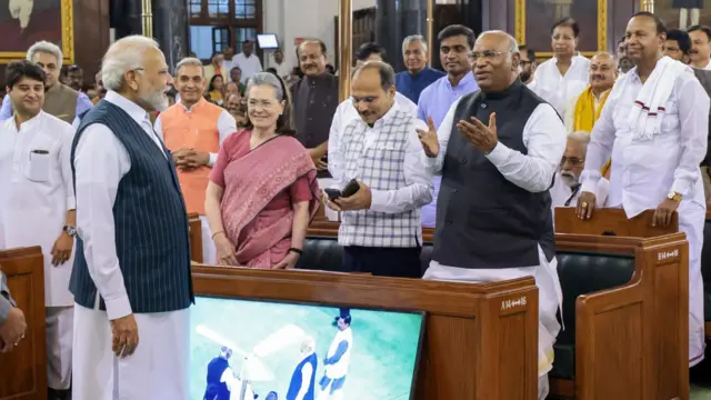 संसद में कांग्रेस नेताओं से मुलाक़ात कर रहे मोदी.