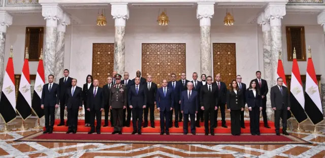 الصورة الرسمية للحكومة المصرية الجديدة عقب حلف اليمين الدستورية