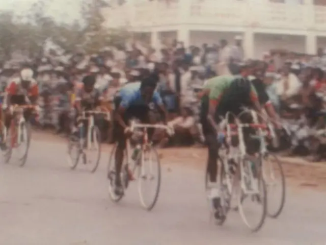 ጀማል መሓመድ ብርሃን ኣብ 1992 ኣብ ባጽዕ ኣብ ዝተኻየደ ውድድር [ቢንያም በርሀ ቀዳማይ ደሳለኝ ነጋሽ ካልኣይ ጀማል ሳልሳይ