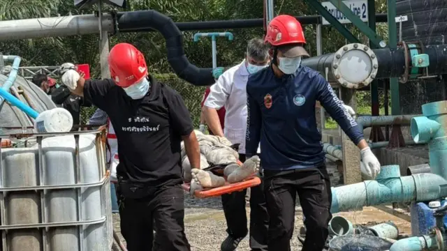 တစ်ကိုယ်လုံး အဖြူမှုန်တွေကပ်နေတဲ့ လူနာအမျိုးသားကို ထမ်းစင်နဲ့ သယ်ထုတ်လာတဲ့ ကယ်ဆယ်ရေးသမား ၄ ဦး 