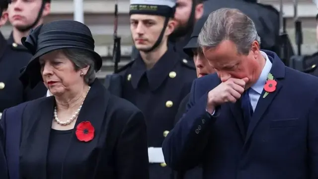 ඩේවිඩ් කැමරන් නැවත රජයට පැමිණ ඇත්තේ, හිටපු අගමැතිවරයෙකු ලෙස ඉරිදා පැවති [පළමුවන ලෝක සංග්‍රාමයේ ආරම්භයේ සිට යුද්ධ සහ අනෙකුත් හමුදා ගැටුම්වලින් මියගිය බ්‍රිතාන්‍ය හමුදා සාමාජිකයින්] අනුස්මරණ උත්සවයට සහභාගී වී පැය කිහිපයකට පසුව ය