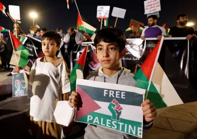 مشاركون في احتجاج بمناسبة يوم الأرض ولإظهار دعمهم لغزة، في بغداد، العراق، 30 مارس/آذار 2024