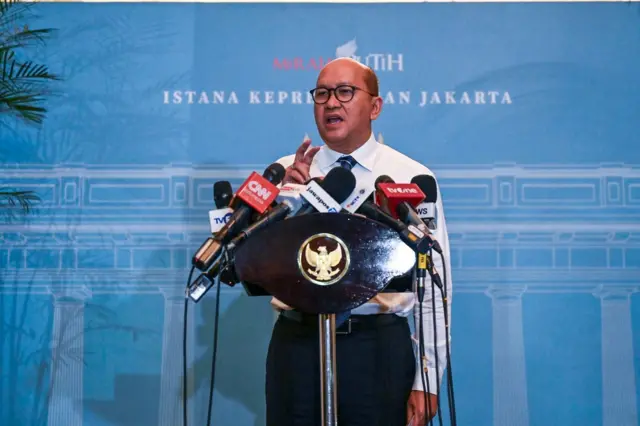 Menteri Investasi dan Hilirisasi yang juga CEO Danantara Rosan Roeslani memberikan keterangan pers usai bertemu dengan Presiden Prabowo Subianto dengan sejumlah direksi Himbara di Istana Merdeka, Jakarta, Kamis (18/06).