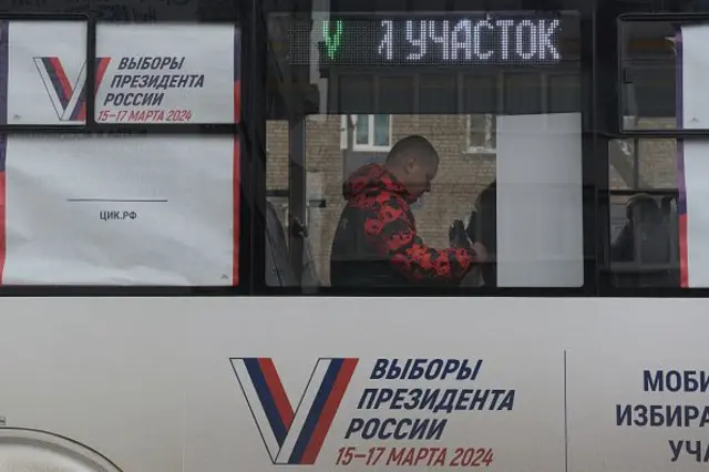 Чоловік голосує на виборах президента Росії у влаштованій в автобусі пересувній виборчій дільниці в окупованій росіянами Макіївці