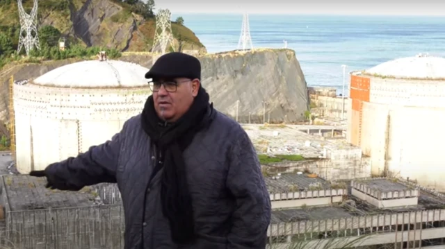 Valentín Elórtegui, com a central nuclear de Lemóniz ao fundo
