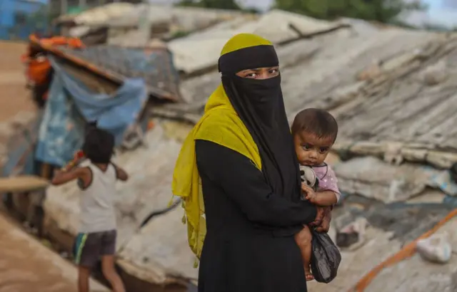 Warga Rohingya di kamp pengungsi Cox's Bazaar bertahan hidup dalam situasi yang sulit. Mereka memiliki akses terbatas terhadap makanan dan air bersih.