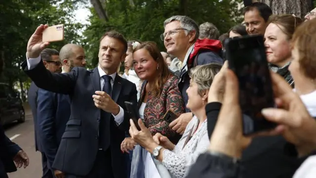 مکرون در جمع مردم و در حال گرفتن سلفی