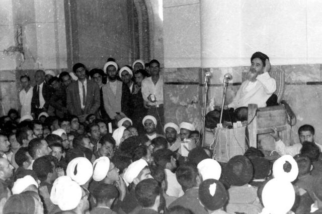 خمینی در سال ۴۲ بعد از سخنرانی خبرسازش دستگیر شد و این دستگیری به تظاهراتی مردمی انجامید که با خشونت سرکوب شد