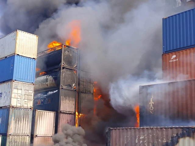آتش‌سوزی در میان کانتنیرها در بندر کراچی پاکستان 