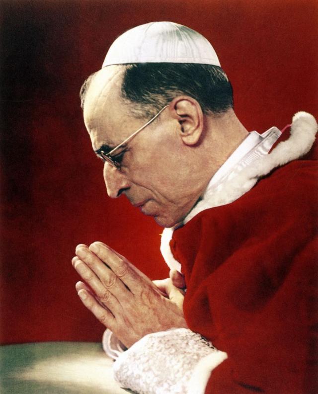 Pío XII rezando.