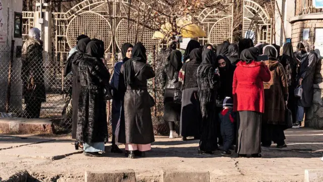 பெண்கள் பல்கலைக்கழகப் படிப்பைத் தொடர தடை விதித்த தாலிபன்