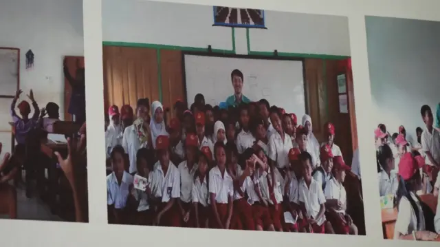 Foto Jung Deuk Yong bersama puluhan siswa SDN Karya Baru di kelas.