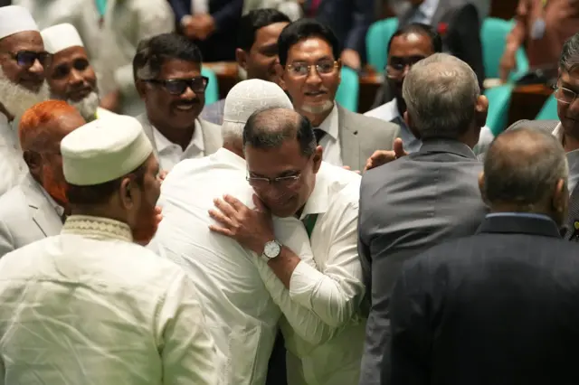 রাষ্ট্রপতি পদে মির্জা ফখরুলকে বিজয়ী ঘোঘণার পর জামায়াতের আমির শফিকুর রহমানের সাথে কোলাকুলি করেন প্রধানমন্ত্রী তারেক রহমান