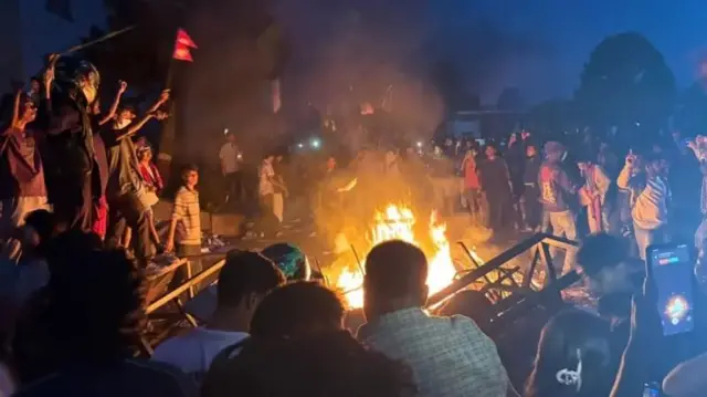 நேபாளத்தில் நாடாளுமன்ற கட்டடத்துக்கும் பிரதமர் வீட்டுக்கும் தீ வைப்பு - 12 மணி நேரத்தில் என்ன நடந்தது?