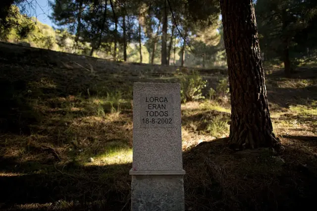 Un monolito en memoria de las víctimas de la Guerra Civil, con la inscripción "Lorca eran todos" y la fecha 18-8-2002, se alza en un lugar donde se han hallado cinco fosas comunes y cerca del sitio donde, el 19 de noviembre de 2014, arqueólogos buscaban otra fosa en Alfacar, cerca de Granada (España).