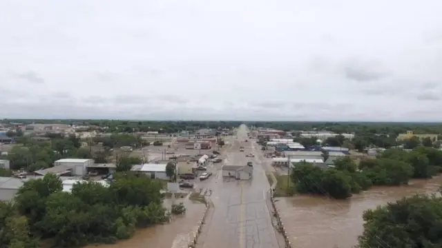 டெக்சாஸில் திடீர் வெள்ளம்: காணாமல் போன குழந்தைகள், அடித்துச் செல்லப்பட்ட வீடுகள்