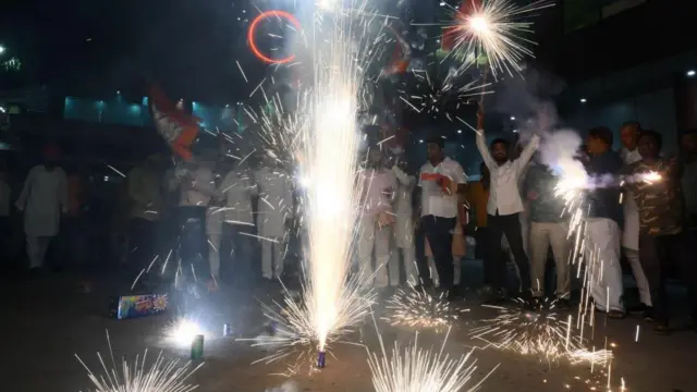 बीजेपी मुख्यालय में जश्न मनाते बीजेपी कार्यकर्ता