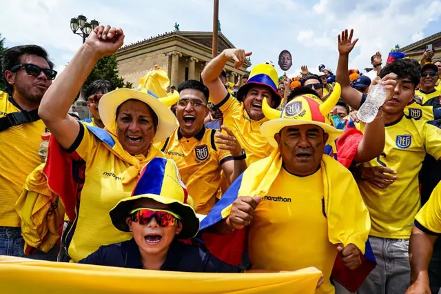 Los aficionados de Ecuador se reúnen frente a la estatua de Rocky en las escaleras de Rocky antes del partido del Grupo E de la Copa Mundial de la FIFA 2026 entre Costa de Marfil y Ecuador en el Philadelphia Stadium el 14 de junio de 2026 en Filadelfia, Pensilvania