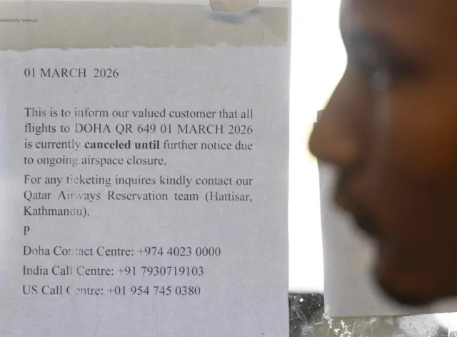 त्रिभुवन अन्तर्राष्ट्रिय विमानस्थलमा कतारका लागि उडान स्थगित भएको सूचना टाँसिएको स्थान नजिकै उभिएका एक युवक