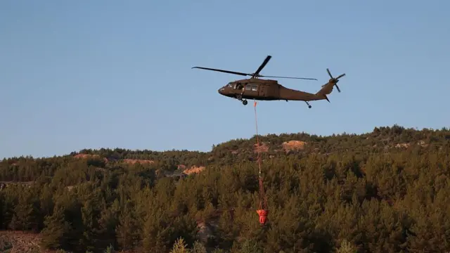 Yangınlara müdahale eden bir helikopter. 
