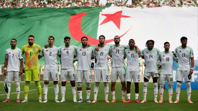 المنتخب الجزائري قبل بدء المباراة مع الصومال في وهران
