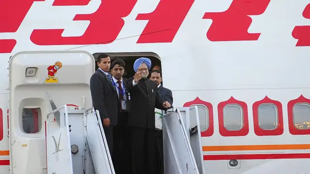 তিস্তা চুক্তি না-করেই ঢাকা থেকে ফিরছেন প্রধানমন্ত্রী মনমোহন সিং। ৭ সেপ্টেম্বর, ২০১১ 