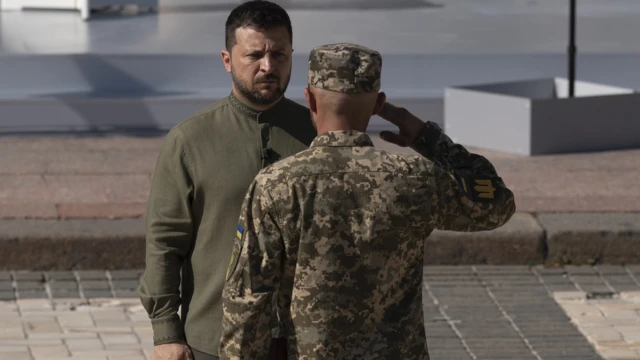 Володимир Зеленський останні три роки ходить у військовому одязі
