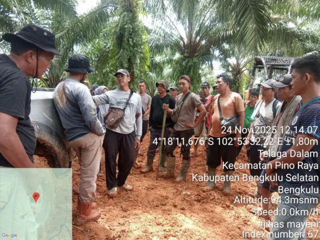 Sekelompok orang sedang berkumpul.