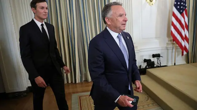 Стів Віткофф (праворуч) та Джаред Кушнер прибувають на спільну прес-конференцію президента США Дональда Трампа та прем'єр-міністра Ізраїлю Беньяміна Нетаньяху в Державній їдальні Білого дому 29 вересня 2025 року у Вашингтоні, округ Колумбія