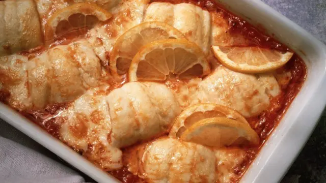 Рулеты из камбалы в красном соусе с лимоном