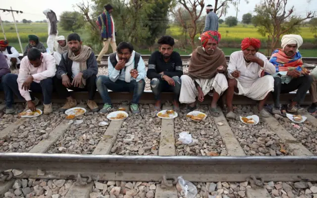 आरक्षण की मांग को लेकर रेल पटरी पर धरना देते गुर्जर समुदाय के लोग.