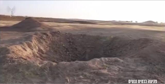 حفرة ظهرت في قاعدة نيفاتيم بعد الهجوم الإيراني.
