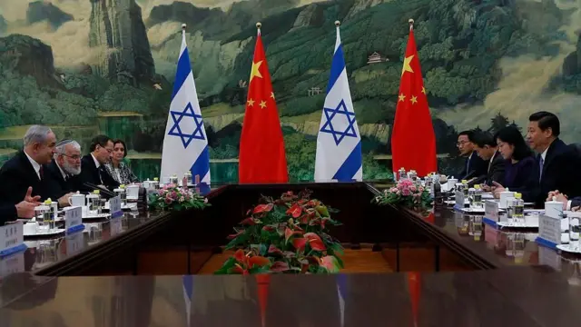 চীনের প্রেসিডেন্ট শি জিনপিং (ডানদিকে), ইসরায়েলের প্রধানমন্ত্রী বেনিয়ামিন নেতানিয়াহু (বাঁয়ে) বেইজিং-এ গ্রেট হল অব দ্য পিপল-এ সাক্ষাৎ করেন