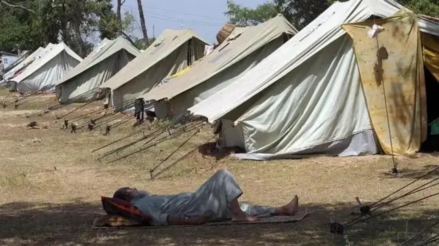 पाकिस्तान में पिछले दो दशकों के सैन्य अभियानों में लाख़ों लोग विस्थापित हुए हैं.