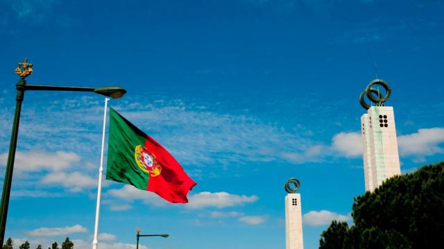 Bandeira Nacional no Monumento  Revoluo dos Cravos em Lisboa 