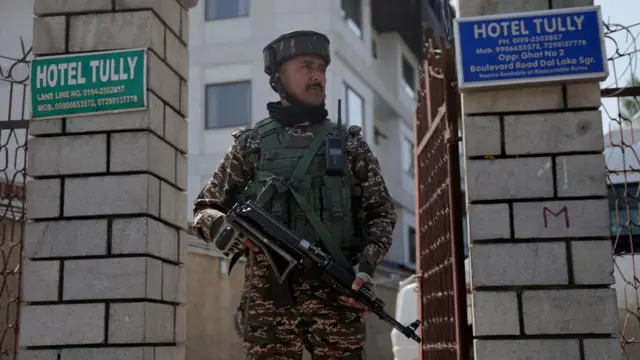 मङ्गलवारको हमलापछि कश्मीरको एक होटलमा पहरा दिँदै सुरक्षाकर्मी 