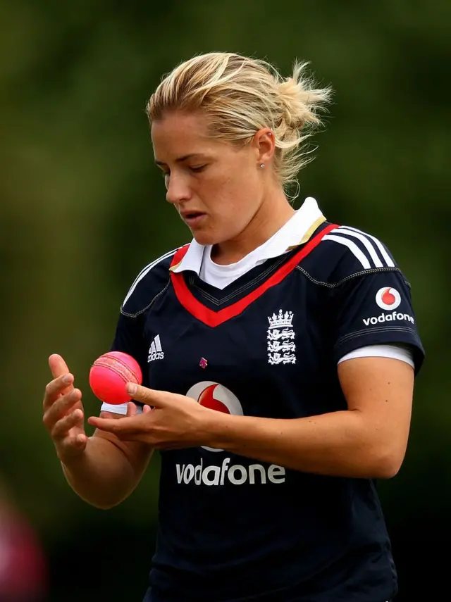 इंग्लैंड की कैथरीन ब्रंट 5 जुलाई 2009 को गेंदबाजी के दौरान