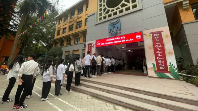 Trường Quản trị và Kinh doanh sử dụng phương thức tuyển sinh kết hợp gồm: sơ tuyển (đánh giá hồ sơ và trí thông minh cảm xúc EQ) và xét tuyển