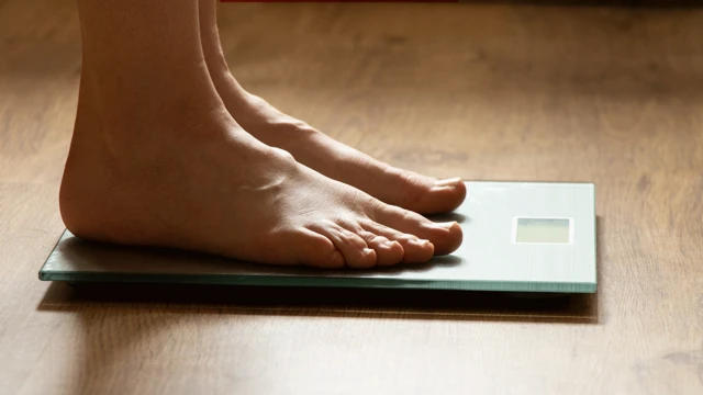 Tartıya çıkmış bir kişinin ayakları görülüyor.