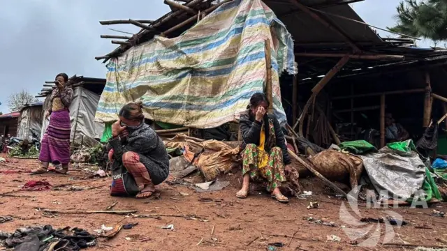 ရှမ်း- ကယားနယ်စပ်က ဘန်ကောက်စစ်ရှောင်စခန်းကို စစ်ကောင်စီတပ်က လေကြောင်းကနေ ဗုံးကြဲခဲ့ပြီးနောက် ဒီဘေးသင့်သူ အမျိုးသမီး ၄ ဦးဟာ ယာယီရွက်ဖျင်ထဲ အရှေ့မှာ အပျက်အစီးအချို့ကြား ငိုကြွေးနေကြတာကို တွေ့ရပါတယ်။