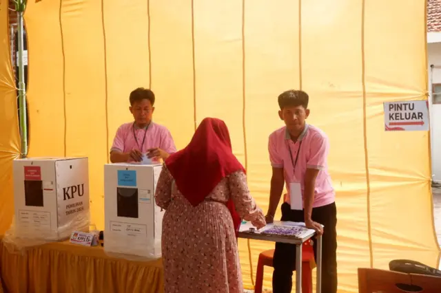 "Kenapa memakai seragam warna pink, yang pertama karena situasi keadaan sekarang sangat memanas, untuk mengamankan (meredam) itu kami memakai warna pink biar hatinya lemah lembut seperti perempuan," ungkap Hakim, Ketua KPPS 03 Kelurahan Gunung Sekar, Sampang, Madura.