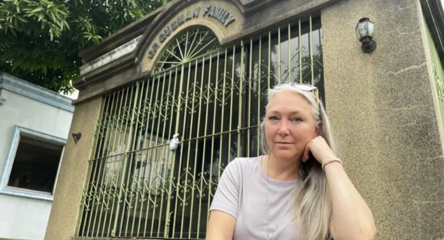 Jurnalis Suzanne Wilton mengunjungi makam de Guzman di Manila, Filipina.