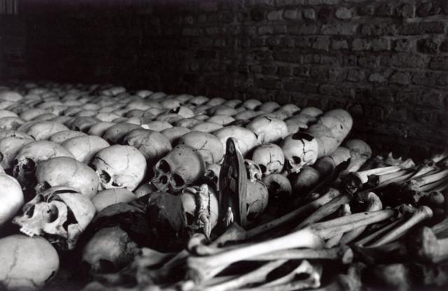 صف من الجماجم البشرية والبقايا يغطي الجزء الداخلي من كنيسة نتاراما التي دمرت خلال الإبادة الجماعية في رواندا، كيغالي، عام 1994.
